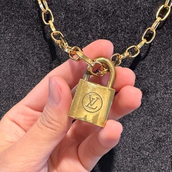 Authentic Louis Vuitton #322 Lock & Key Gold Brass w Short 15 " New Chain - Picture 4 of 9
